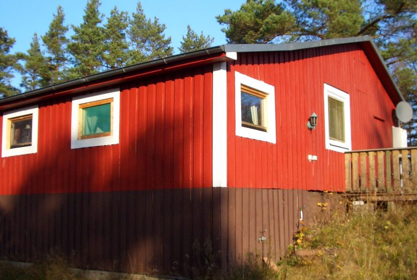 Das Haus liegt direkt am See mit zwei Terrassen