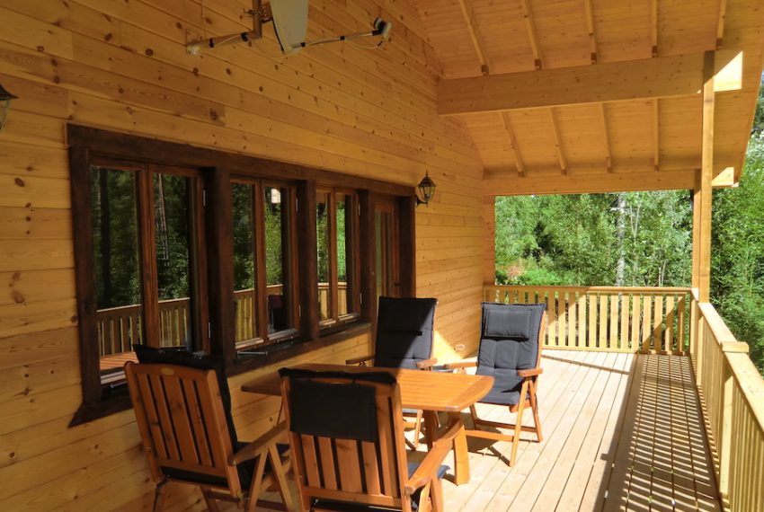 Große, überdachte Südterrasse