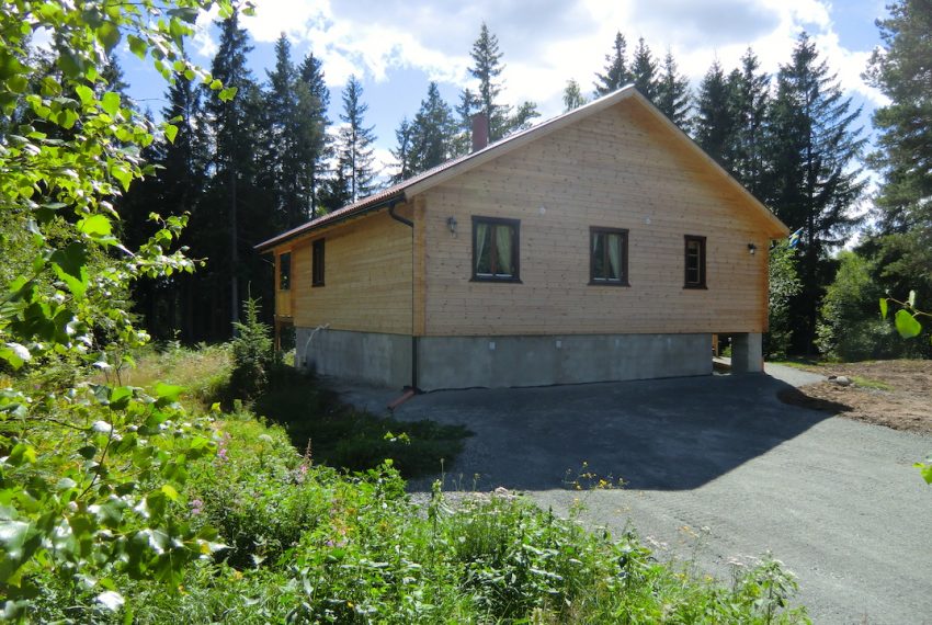 Ferienhaus Elchhöhe - Nordseite mit Parkplatz