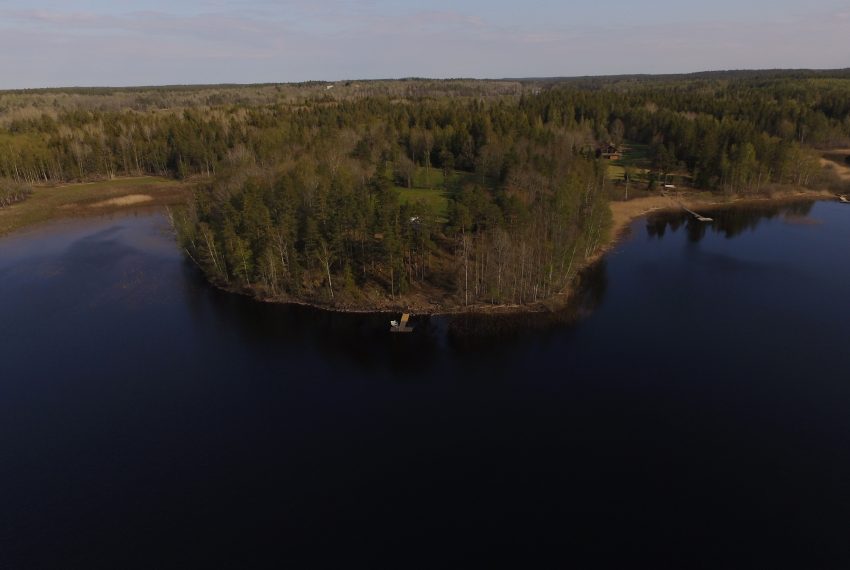 An der Spitze der Insel Kianäs liegt das Haus mit dem dazugehörigen Steg