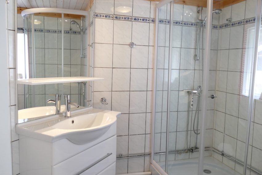 Modernes Bad mit Dusche und WC
