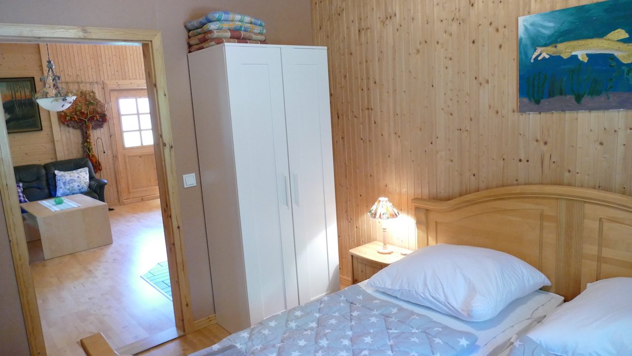 Schlafzimmer 1 mit Doppelbett und Schrank