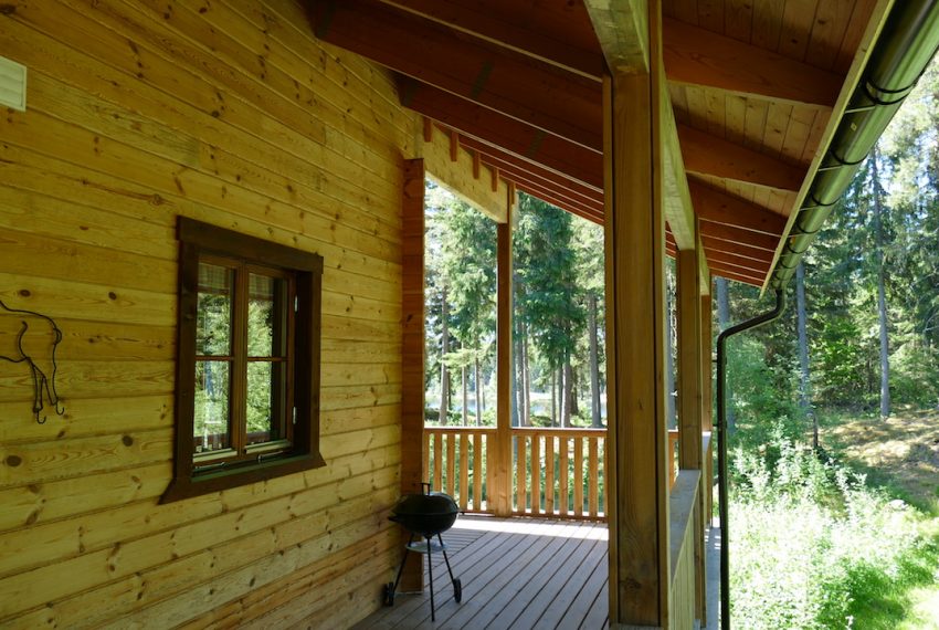 Teil der überdachten Terrasse mit Seeblick