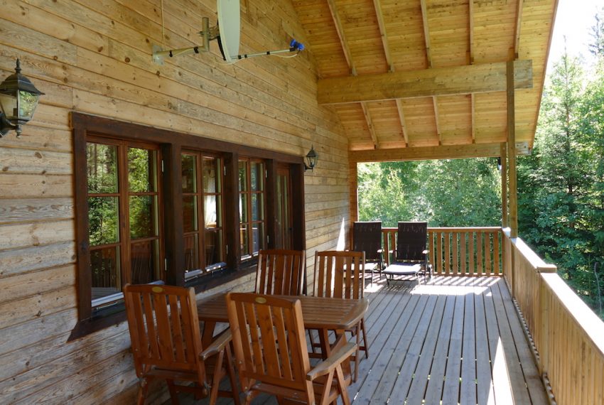 Große überdachte Terrasse mit Seeblick