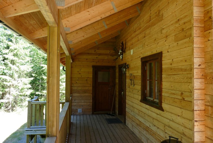 Terrasse mit Eingang zum Haus und zur Sauna