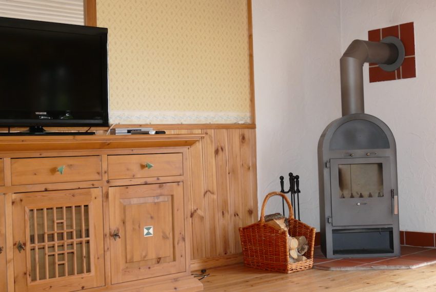 Wohnzimmer mit Flachbild-TV und deutschen Programmen