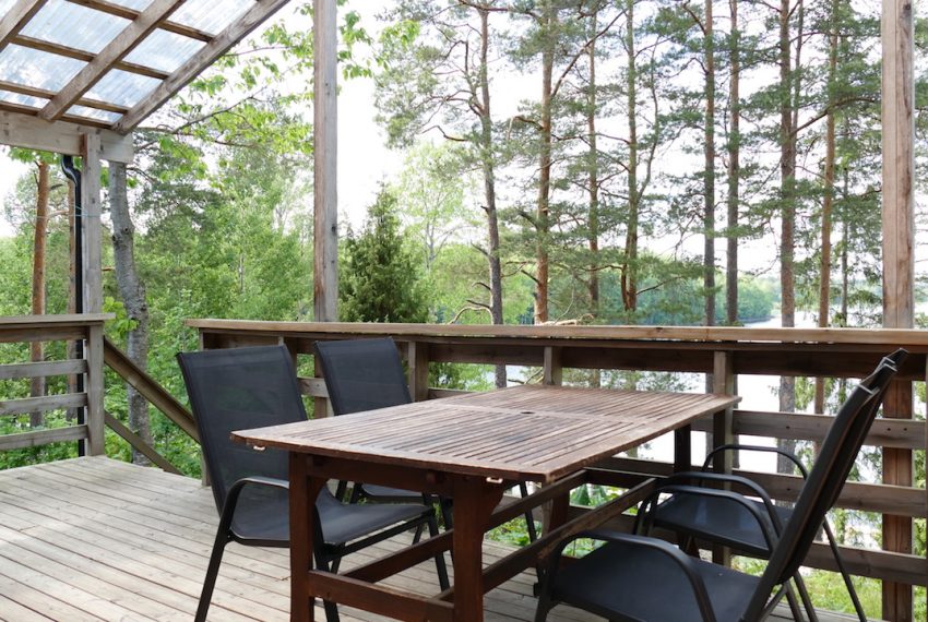 Seeterrasse mit Ausblick auf den See Kiasjön