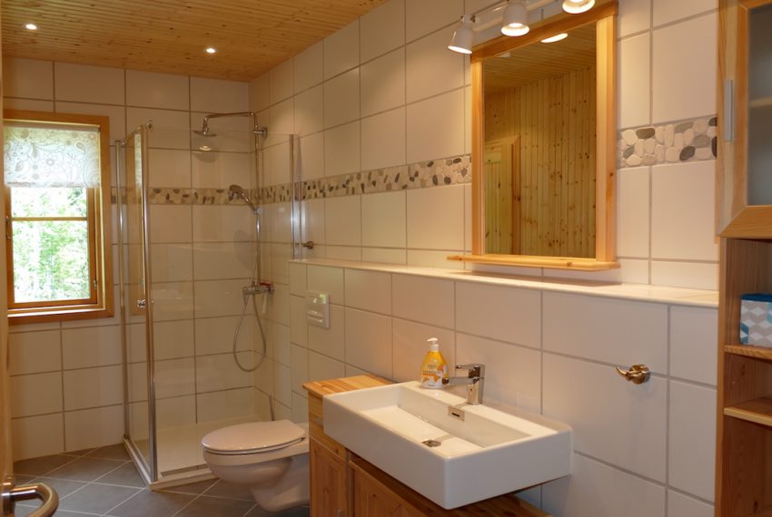 Großes Bad mit Zugang zur Sauna und Hauswirtschaftsraum