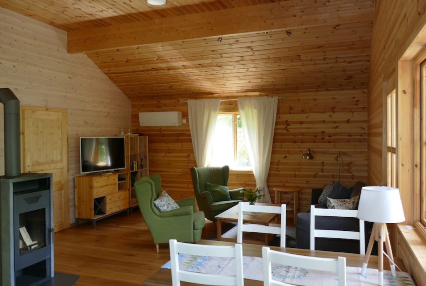 Wohnzimmer mit großem Flachbild-TV mit deutschen Programmen
