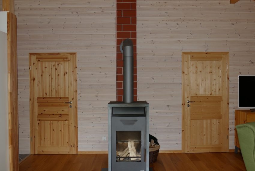 Der Kaminofen heizt das ganze Haus