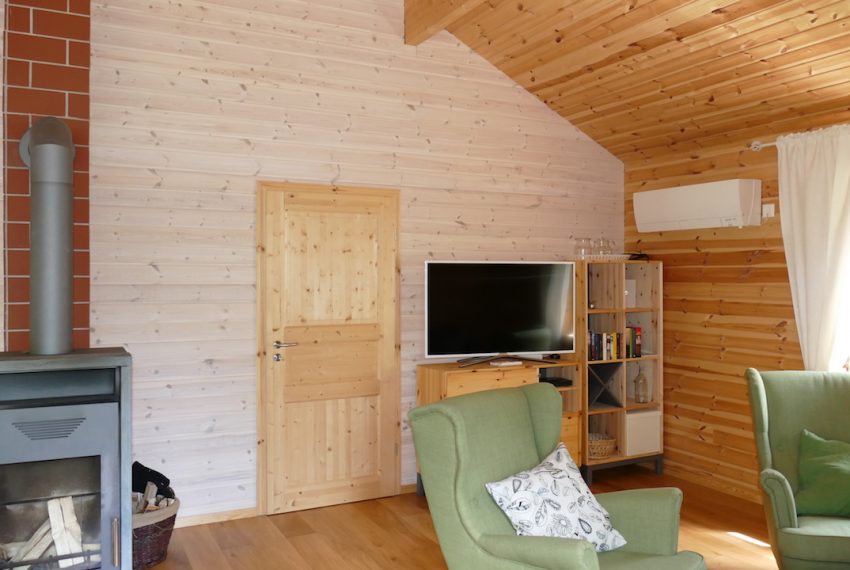 Das Haus kann auch mit der Wärmepumpe geheizt werden - im Bild oben rechts