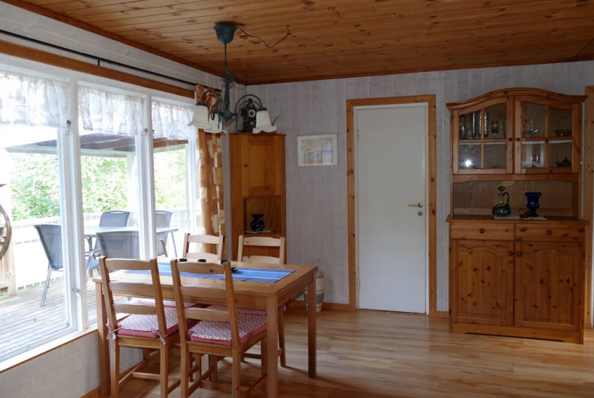 Essecke, im Hintergrund Tür zum Schlafzimmer