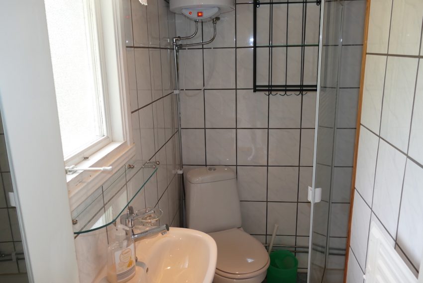 Kleines, modernes Duschbad mit WC