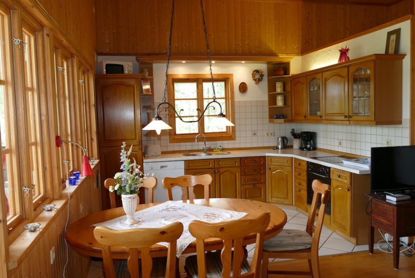 Essbereich mit Seeblick im Wohnzimmer integriert