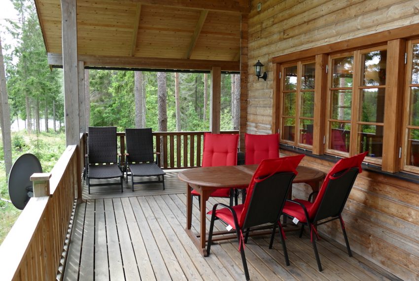 große, überdachte Terrasse mit Seeblick