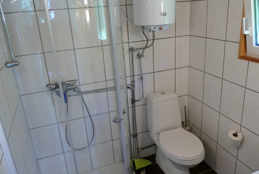 Badezimmer mit Dusche und WC