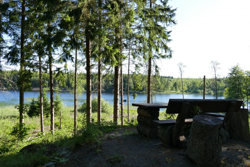 Rustikale Sitzgruppe am See