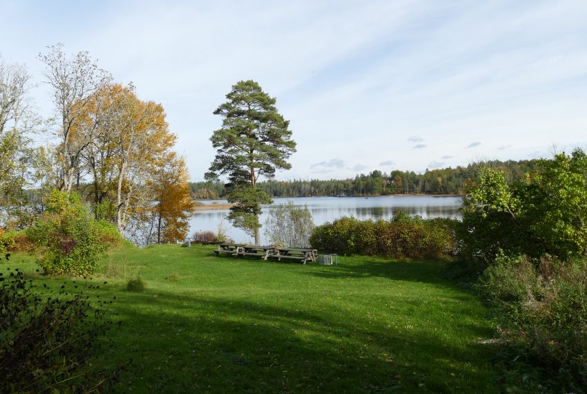 Herbstblick vom Herrenhaus auf den See Kiasjön