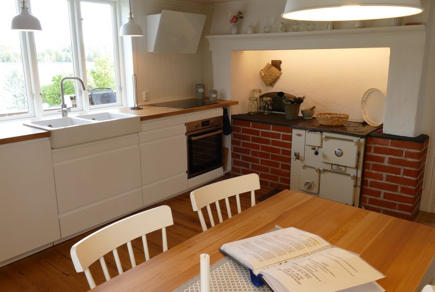 Moderne Küche mit Seeblick
