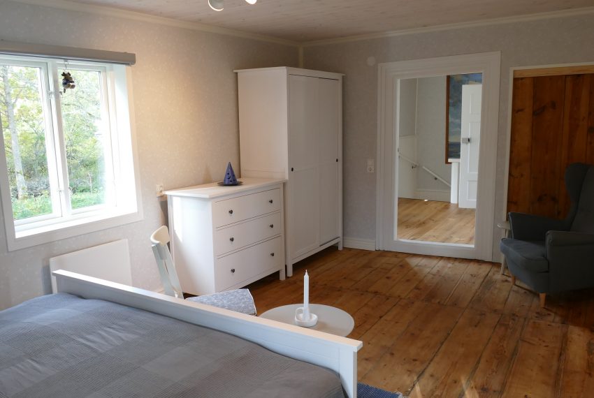 Schlafzimmer 2 im Obergeschoss (Durchgang zum Schlafzimmer 3)